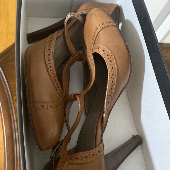 Genuine leather tan high heel. In excellent t condition . Made in Italy - Picture 4 of 4